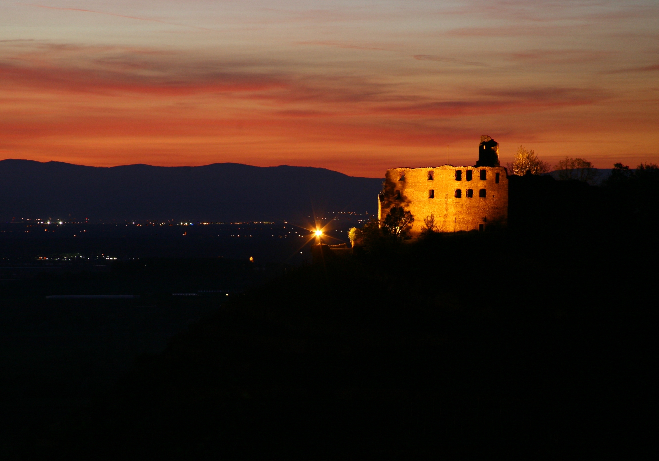 Burg Staufen beleuchtet bei Nacht 