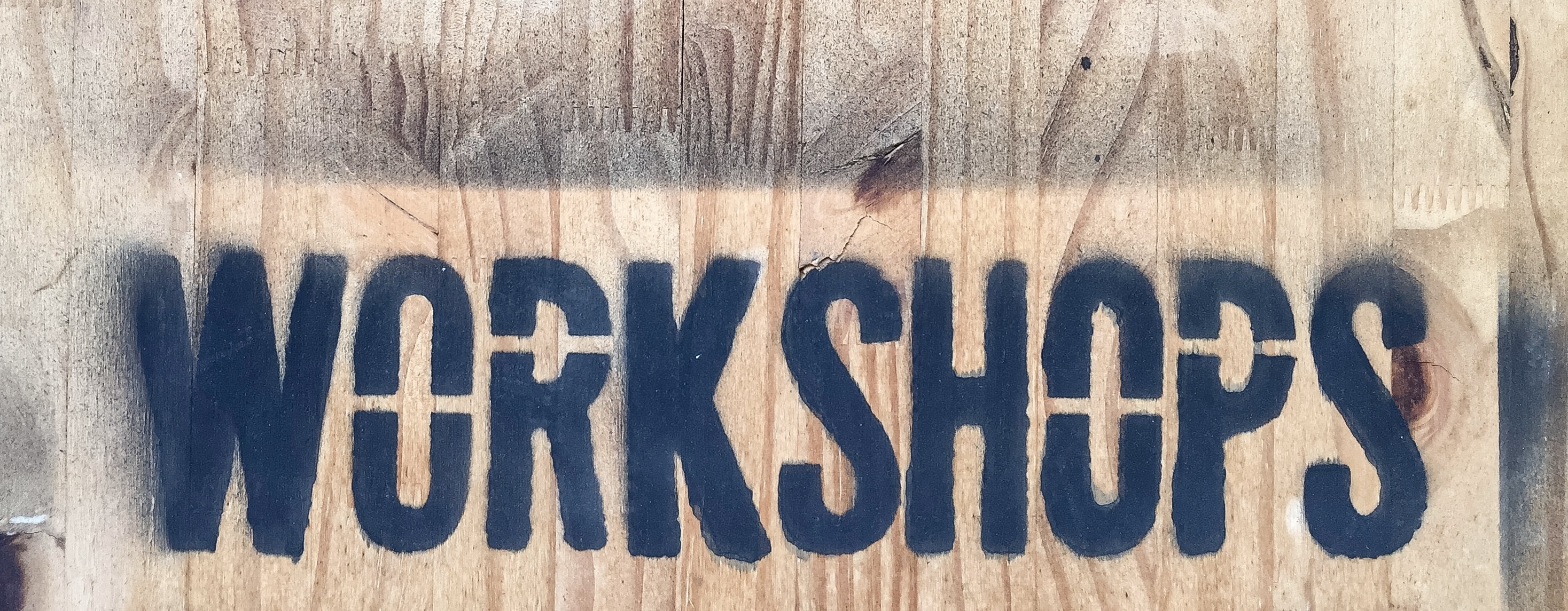 Holzschild, Aufschrift "Workshops"