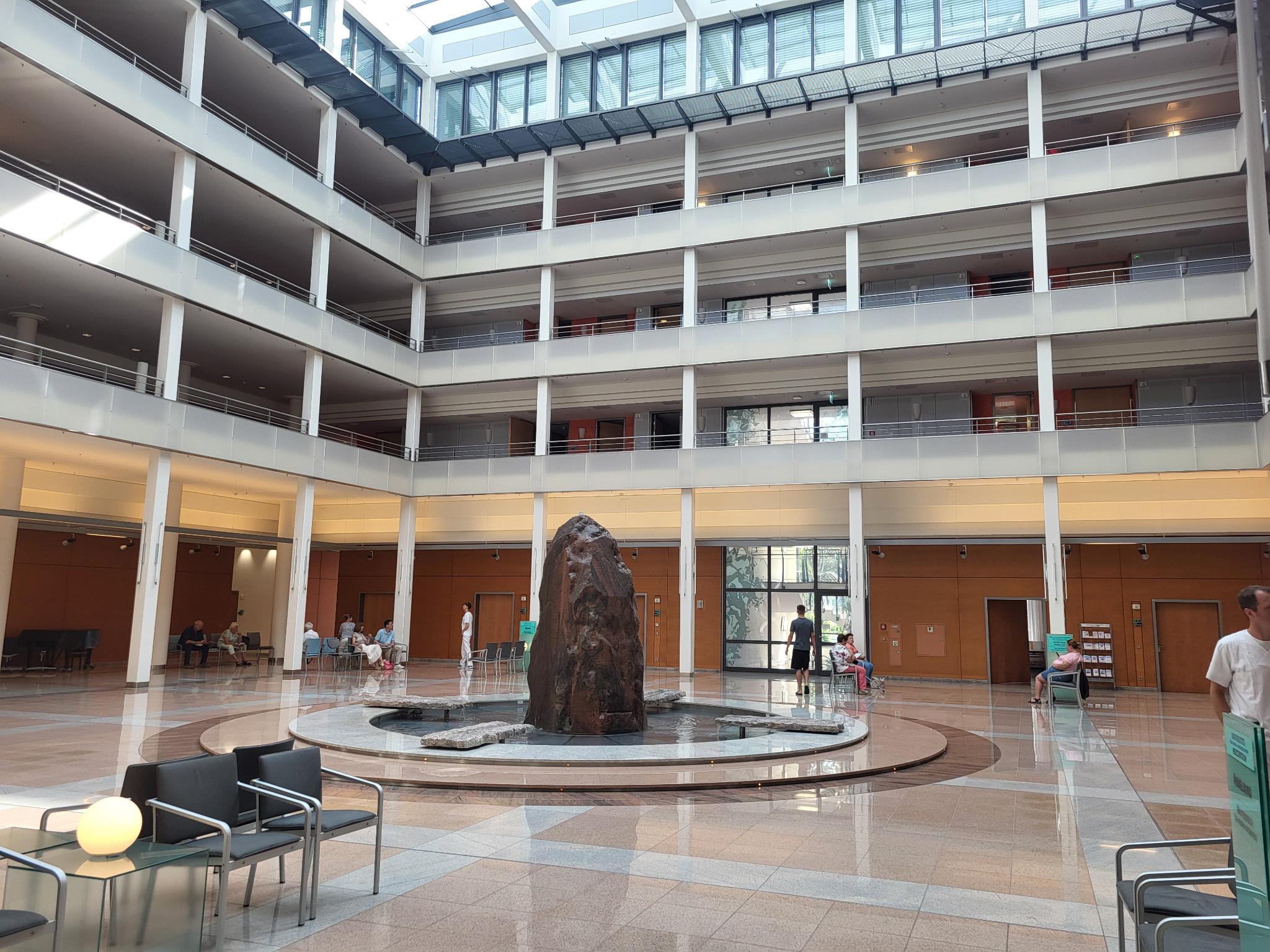Halle des Herzzentrums, wo auch Konzerte für die Patient*innen stattfinden Halle Herzzentrum